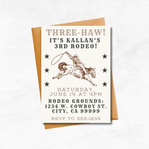 Könnte beinhalten: Eine Einladungskarte zum Thema Rodeo mit dem Text "THREE-HAW! IT'S KALLAN'S 3RD RODEO!" und einer Grafik eines Cowboys auf einem wilden Pferd. Die Karte enthält Veranstaltungsdetails: Samstag, 14. Juni um 16:00 Uhr, Rodeo Grounds und eine RSVP-Nummer.