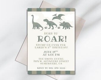 Peut inclure: Une invitation beige clair avec une bordure verte et blanche, représentant des illustrations de dinosaures et le texte "BORN TO ROAR!" pour un 5e anniversaire. Comprend la date, l'heure, le lieu et les informations RSVP.