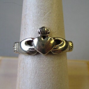 Vintage Sterling Silver Claddagh Ring - Size 8
