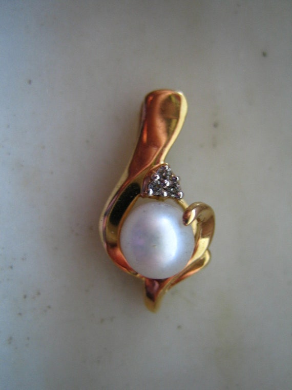 10 Kt Yellow Gold Pearl & Diamond Pendant