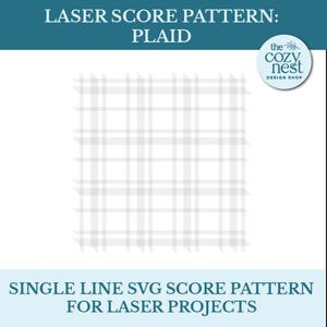 Peut inclure: Un motif numérique avec un motif à carreaux gris clair, adapté aux projets laser. Le design comprend le texte "LASER SCORE PATTERN: PLAID" et "SINGLE LINE SVG SCORE PATTERN FOR LASER PROJECTS". Un logo "the cozy nest DESIGN SHOP" est également présent.