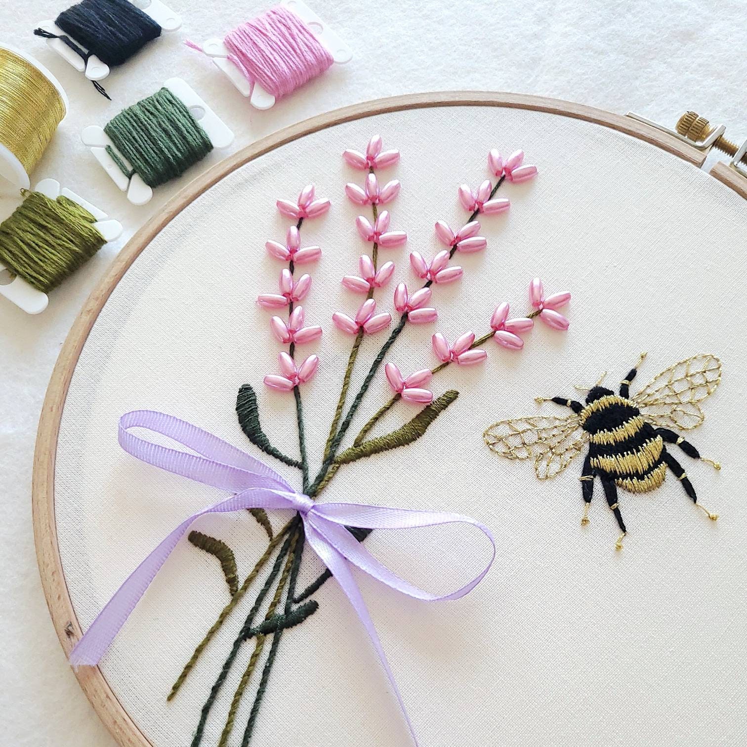 Décoration Murale Fleurs/Déco Enfant/ Broderie Fleurs/Bourdon