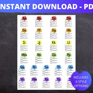 Può includere: Un grafico dell'alfabeto stampabile con sfondi colorati e caselle di controllo per ogni lettera. Il grafico include istruzioni per "Nominarlo", "Scriverlo" e "Suonarlo" per ogni lettera. Il testo "INCLUYE 6 OPCIONES DE ESTILO!" è nella parte inferiore del grafico.