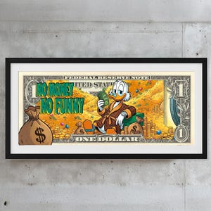 Puede incluir: Obra de arte enmarcada que presenta a Rico McPato en un billete de un dólar. La obra incluye el texto "NO MONEY NO FUNNY" y muestra a Rico rodeado de sacos de dinero y monedas.