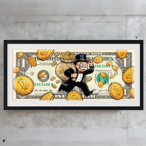 Puede incluir: Obra de arte enmarcada que representa a un hombre de Monopoly de dibujos animados corriendo con una bolsa de dinero en un billete de un dólar. Monedas de Bitcoin están esparcidas alrededor del billete. La obra está en un marco negro.