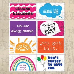 Op de afbeelding: Een verzameling kleurrijke kaarten met inspirerende citaten. De kaarten bevatten zinnen als 'Kies vriendelijkheid', 'Droom groot' en 'Je kan het'. Ontwerpen omvatten een regenboog, ballonnen en een zon met de woorden 'Good Vibes Only'.