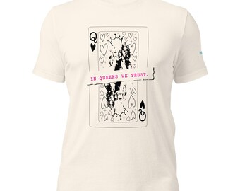 Maglietta Dolly Parton, Maglietta con la Regina di Cuori, Maglietta con grafica "In Queens We Trust", Maglietta unisex morbida con citazione femminista, Regalo per amanti della musica country