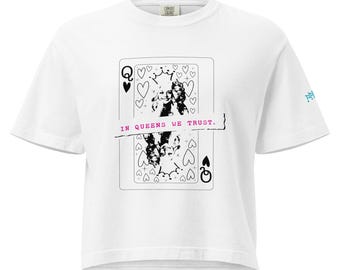 Maglietta Dolly Parton, maglietta con la Regina di Cuori, maglietta con la scritta "In Queens We Trust", maglietta con citazione femminista, regalo per gli amanti della musica country.