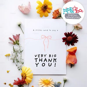 以下が含まれることがあります： 「VERY BIG THANK YOU！」の文字とピンクのリボンイラストが描かれた白いカード。白い背景に、黄色、オレンジ、赤の花など、色とりどりの花が周りに飾られています。カードには「A little card to say a」と書かれています。