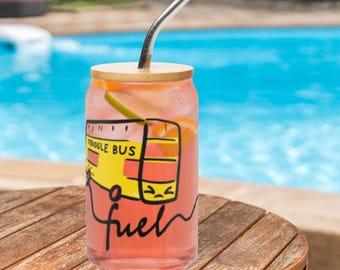 苦労バス燃料缶型グラス - 面白い皮肉な16オンスアイスコーヒーカップ - 缶型グラスウェア - 教師とお母さんへのギフト - 16オンス -