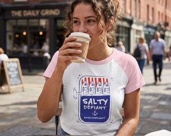 Salato, ribelle e non conforme / Maglietta da donna a costine raglan / Femminismo patriottico