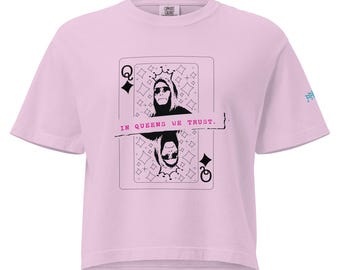 Maglietta Gloria Steinem, Maglietta con la Regina di Quadri, Maglietta con grafica "In Queens We Trust", Maglietta ampia con citazione femminista, Regalo femminista retrò