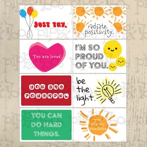 Op de afbeelding: Een verzameling kleurrijke kaarten met inspirerende boodschappen. De kaarten bevatten zinnen als 'Just Try', 'You are loved' en 'You are powerful'. Het ontwerp bevat illustraties van ballonnen, harten en zonneschijn.