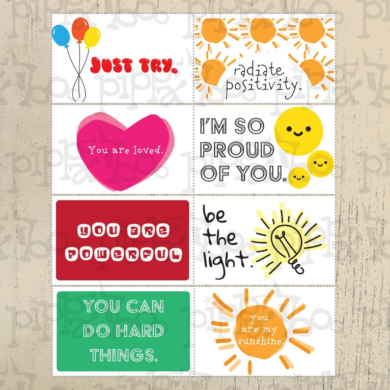 Op de afbeelding: Een verzameling kleurrijke kaarten met inspirerende boodschappen. De kaarten bevatten zinnen als 'Just Try', 'You are loved' en 'You are powerful'. Het ontwerp bevat illustraties van ballonnen, harten en zonneschijn.