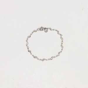 Könnte beinhalten: Ein silbernes Armband mit einem gewellten Kettenmuster. Das Armband hat einen Karabinerverschluss.