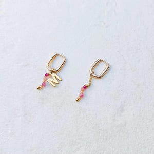Pendientes cosmopolitas con o sin colgante, removibles, letra, piedra burro, baño oro, atemporales, elegantes, turmalina, cuarzo rosa, cristal...