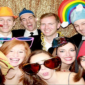 Puede incluir: Un grupo de amigos posan para una foto de cabina fotogr&aacute;fica con varios sombreros y accesorios. Los sombreros incluyen un sombrero de vaquero, un casco vikingo, un sombrero arco&iacute;ris, un fedora y una boina. Los accesorios incluyen gafas de sol, un bigote falso y una barba falsa.