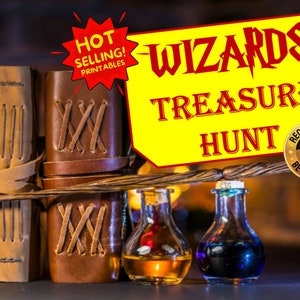 Puede incluir: Un cartel amarillo con el texto "WIZARDS TREASURE HUNT" en letras rojas. Una pegatina dorada con un pulgar hacia arriba y el texto "RECOMMENDED BEST CHOICE" est&aacute; en el lado derecho del cartel. Hay dos botellas de vidrio con l&iacute;quidos coloridos y una varita de madera en primer plano.