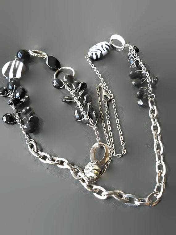 Vintage necklace with black and white plastic bea… - image 1