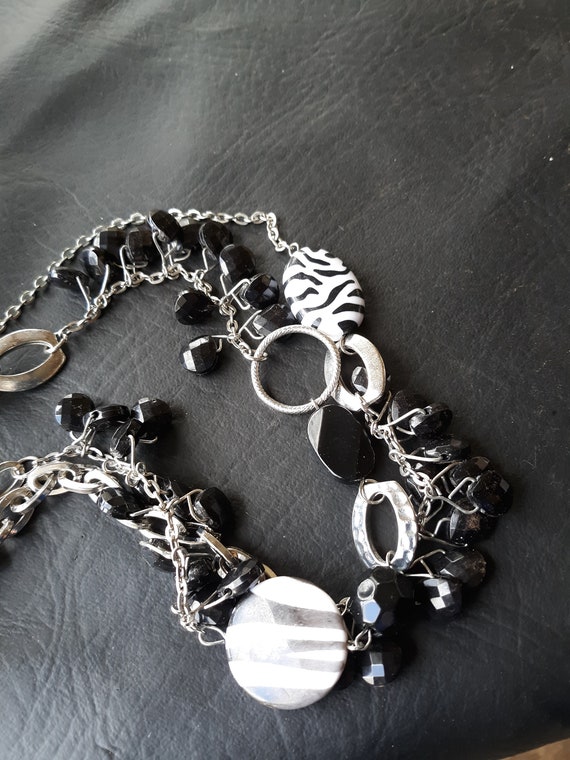 Vintage necklace with black and white plastic bea… - image 3