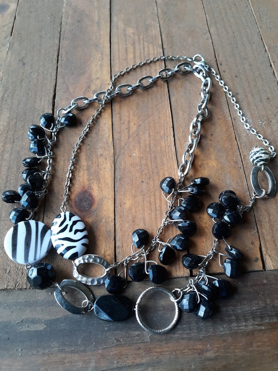 Vintage necklace with black and white plastic bea… - image 2