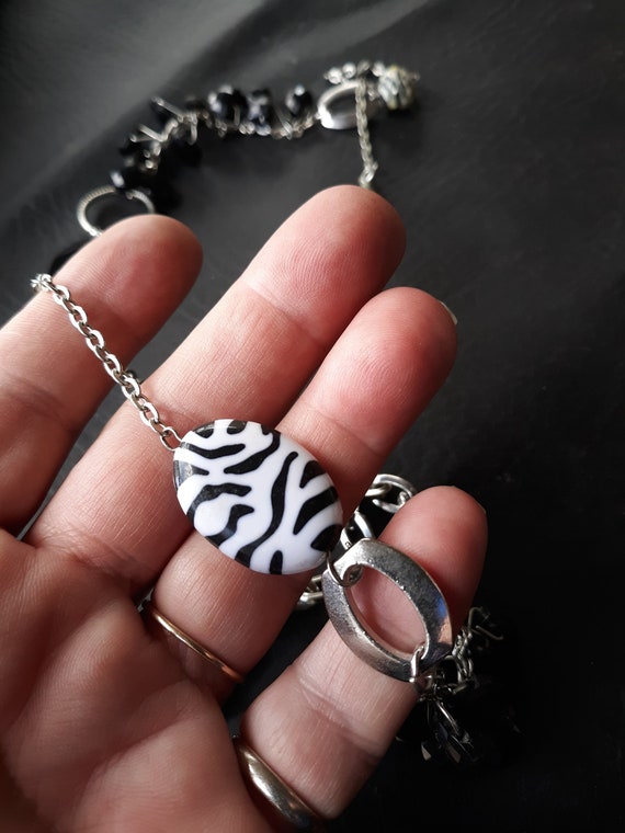 Vintage necklace with black and white plastic bea… - image 4