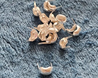 Silver clamshell accent for center or bows or to cover knots.  Made in Italy.  Truly an elegant touch for your favors.