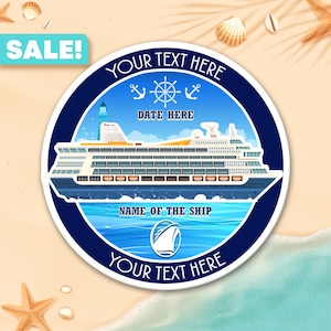 Peut inclure: Un autocollant rond avec une illustration de bateau de croisière. Le design bleu et blanc comprend des champs de texte personnalisables : "YOUR TEXT HERE", "DATE HERE", et "NAME OF THE SHIP". Le fond représente une scène de plage.