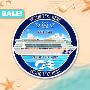 Puede incluir: Una pegatina circular con un diseño de crucero en azul y blanco. Tiene campos de texto para personalizar, incluyendo "Your Text Here", "Date Here" y "Cruise Ship Name". El fondo representa una escena de playa con conchas marinas y estrellas de mar.