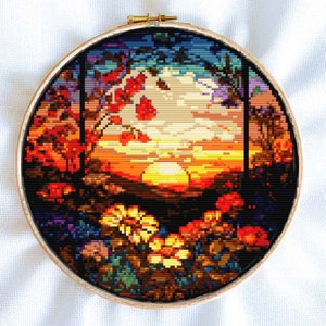 Pode incluir: Um bordado de ponto cruz que representa uma cena de pôr do sol com um sol laranja brilhante, um céu azul e um campo de flores em primeiro plano.