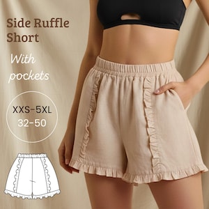 Op de afbeelding: Zandkleurige shorts met zijruffels en zakken. De shorts hebben een elastische tailleband en ruches aan de zijkanten en zoom. De afbeelding bevat de tekst "Side Ruffle Short With pockets XXS-5XL 32-50".