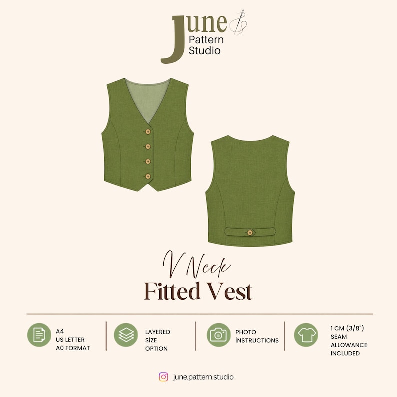 Pode incluir: Um molde de costura para um colete ajustado com decote em V na cor verde oliva. A ilustra&ccedil;&atilde;o mostra vistas frontal e traseira com quatro bot&otilde;es na frente e um bot&atilde;o nas costas. O texto inclui June Pattern Studio, V Neck Fitted Vest e 1 cm.