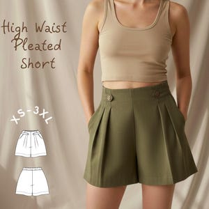 Puede incluir: Pantalones cortos plisados de cintura alta verde oliva con detalles de botones y bolsillos. Los pantalones cortos se combinan con una camiseta sin mangas beige. El texto de la imagen dice "High Waist Pleated Short" y "XS-3XL".