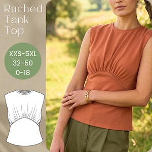 Puede incluir: Una camiseta sin mangas fruncida de color óxido con cuello redondo y cintura fruncida. La imagen incluye un dibujo lineal de la parte superior y el texto "Ruched Tank Top", "XXS-5XL", "32-50" y "0-18". La modelo lleva pantalones verde oliva y una pulsera dorada.