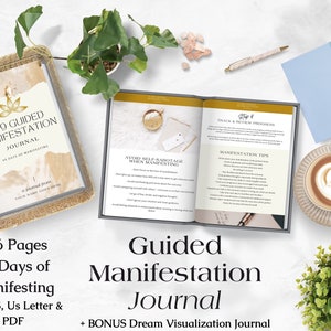 Może przedstawiać: Prowadzony dziennik manifestacji z okładką w kolorze złotym i białym. Dziennik ma 136 stron i jest przeznaczony na 99 dni manifestacji. Zawiera dodatkowy dziennik wizualizacji snów. Dziennik jest pokazany na białym tle z filiżanką kawy, rośliną i niebieskim notesem.