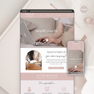 Può includere: Una home page di un sito web per un'azienda di assistenza virtuale. Il sito web presenta uno schema di colori rosa e bianco con una foto di una donna che lavora su un laptop. Il testo sul sito web recita "Semplifica la tua vita." e "Hai bisogno di riordinare la tua attività online?" Il sito web include anche un pulsante di invito all'azione che dice "Prenota una chiamata."