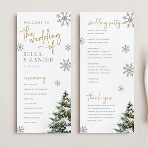 以下が含まれることがあります： 金色の文字と雪の結晶のアクセントが付いた2枚の結婚式のプログラムカード。左側のカードには日付とともに「Bella & Zanderの結婚式へようこそ」と書かれています。右側のカードには結婚式のパーティーがリストされています。水彩画のクリスマスツリーのイラスト。