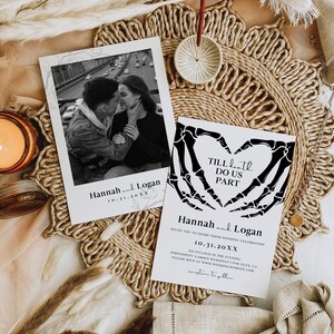 Puede incluir: Una invitaci&oacute;n de boda en blanco y negro con un dise&ntilde;o de mano de esqueleto formando un coraz&oacute;n. El texto dice "Hasta que la muerte nos separe" e incluye los nombres de la pareja, la fecha de la boda y la ubicaci&oacute;n.