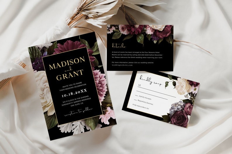 Puede incluir: Conjunto de invitaciones de boda con detalles en negro y dorado y dise&ntilde;os florales. La tarjeta de invitaci&oacute;n presenta un fondo oscuro con un borde dorado y el texto "MADISON & GRANT" en letras doradas. La tarjeta RSVP presenta un fondo negro con un borde dorado y el texto "Kindly RSVP" en cursiva.