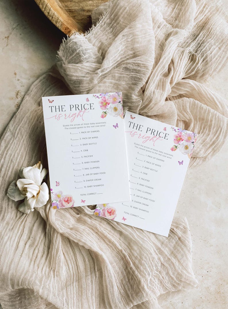Pu&ograve; includere: Due carte da gioco per baby shower floreali rosa e viola con il testo "The Price is Right" e un elenco di articoli per bambini di cui indovinare il prezzo. Le carte hanno farfalle e motivi floreali.