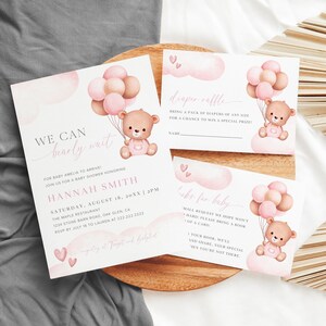 Puede incluir: Invitaci&oacute;n a baby shower rosa y marr&oacute;n con un osito de peluche sosteniendo globos. La invitaci&oacute;n dice "We can barely wait" para la beb&eacute; Amelia. La fecha y hora del baby shower se indican como s&aacute;bado 18 de agosto de 20XX a las 3:00 PM. El lugar es The Maple Restaurant, 1234 Stone Barn Road, Oak Glen, CA. RSVP antes del 18 de julio a Lauren al 222.222.2222.