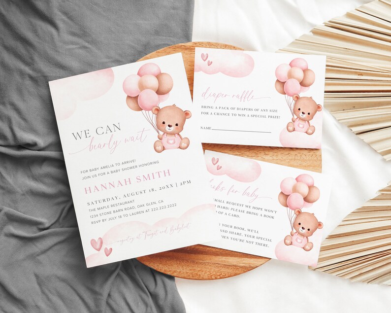 Puede incluir: Invitaci&oacute;n a baby shower rosa y marr&oacute;n con un osito de peluche sosteniendo globos. La invitaci&oacute;n dice "We can barely wait" para la beb&eacute; Amelia. La fecha y hora del baby shower se indican como s&aacute;bado 18 de agosto de 20XX a las 3:00 PM. El lugar es The Maple Restaurant, 1234 Stone Barn Road, Oak Glen, CA. RSVP antes del 18 de julio a Lauren al 222.222.2222.
