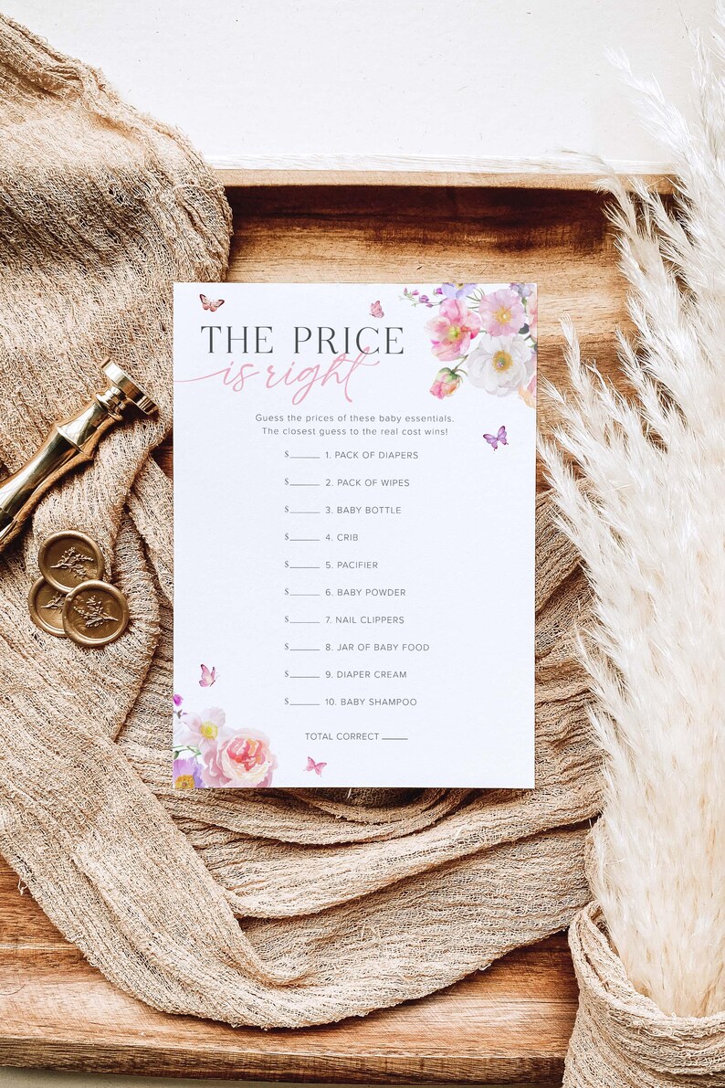 Pu&ograve; includere: Una carta di gioco per baby shower stampabile con un design floreale e il testo "THE PRICE is right". Il gioco chiede agli ospiti di indovinare i prezzi degli articoli essenziali per bambini, come pannolini, salviette, un biberon, una culla, un ciuccio, polvere per bambini, tagliaunghie, un vasetto di cibo per bambini, crema per pannolini e shampoo per bambini.