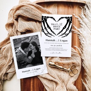 Puede incluir: Una invitaci&oacute;n de boda en blanco y negro con un dise&ntilde;o de mano de esqueleto formando una forma de coraz&oacute;n. El texto dice "Hasta que la muerte nos separe" e incluye los nombres de la pareja, la fecha de la boda y la ubicaci&oacute;n. Una foto en blanco y negro de la pareja est&aacute; incluida en una tarjeta separada.
