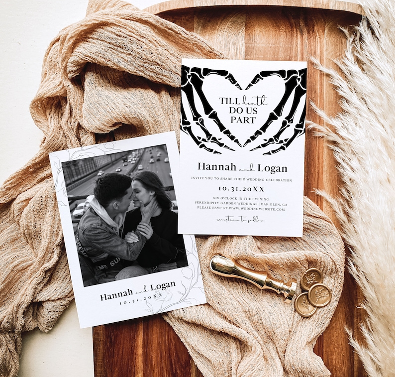 Puede incluir: Una invitaci&oacute;n de boda en blanco y negro con un dise&ntilde;o de mano de esqueleto formando una forma de coraz&oacute;n. El texto dice "Hasta que la muerte nos separe" e incluye los nombres de la pareja, la fecha de la boda y la ubicaci&oacute;n. Una foto en blanco y negro de la pareja est&aacute; incluida en una tarjeta separada.
