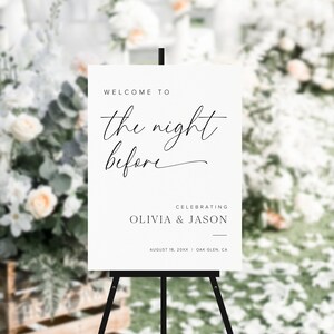 K&ouml;nnte beinhalten: Ein wei&szlig;es Schild mit schwarzem Text, auf dem steht "Willkommen zur Nacht vor der Feier von Olivia & Jason am 18. August 20XX in Oak Glen, CA". Das Schild steht auf einem Staffelei.
