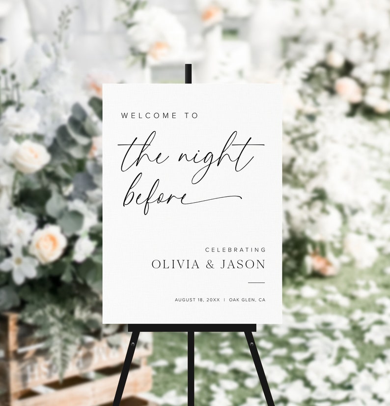K&ouml;nnte beinhalten: Ein wei&szlig;es Schild mit schwarzem Text, auf dem steht "Willkommen zur Nacht vor der Feier von Olivia & Jason am 18. August 20XX in Oak Glen, CA". Das Schild steht auf einem Staffelei.