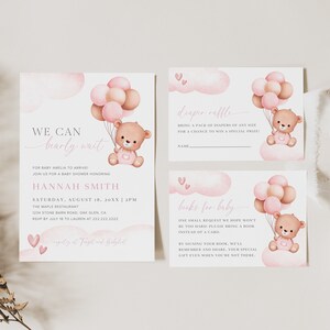 Puede incluir: Un conjunto de tres tarjetas para baby shower con una ilustraci&oacute;n de acuarela de un osito de peluche sosteniendo globos rosas y marrones. Las tarjetas est&aacute;n decoradas con corazones rosas y nubes. El texto en las tarjetas dice "We can barely wait", "Diaper Raffle" y "Books for Baby".