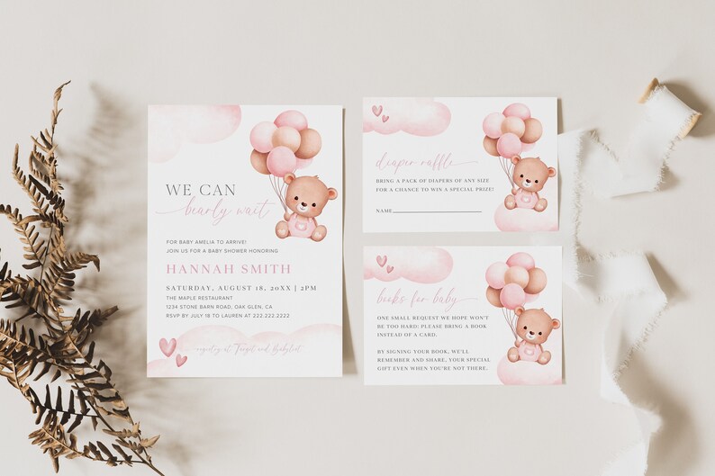 Puede incluir: Un conjunto de tres tarjetas para baby shower con una ilustraci&oacute;n de acuarela de un osito de peluche sosteniendo globos rosas y marrones. Las tarjetas est&aacute;n decoradas con corazones rosas y nubes. El texto en las tarjetas dice "We can barely wait", "Diaper Raffle" y "Books for Baby".