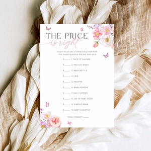 Pu&ograve; includere: Una carta di gioco a tema floreale rosa e bianco con il testo "THE PRICE is right" e un elenco di articoli per bambini con spazi vuoti per inserire il prezzo. Il gioco &egrave; per un baby shower.